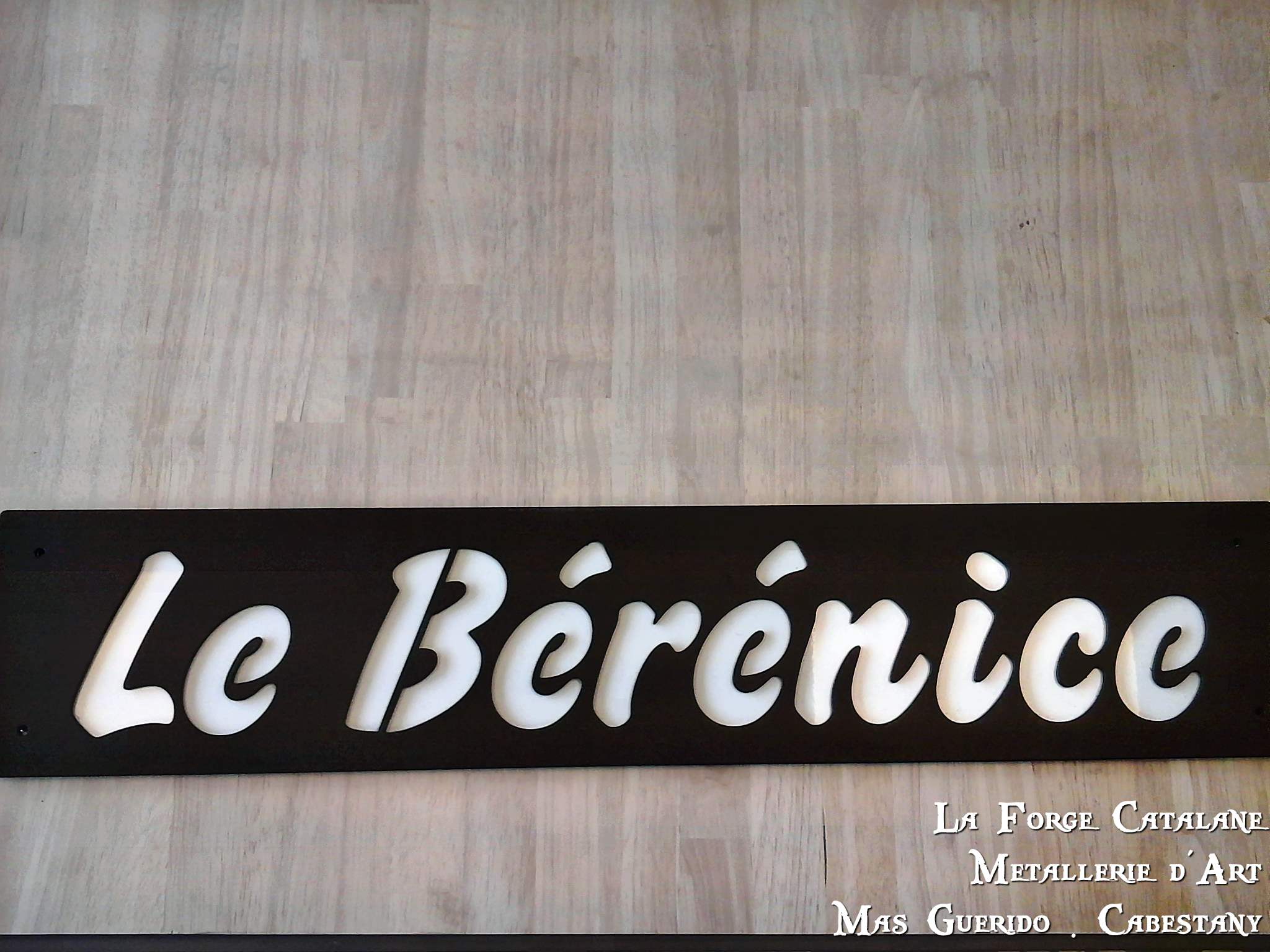 plaque avec lettrage en decoupe laser thermolaquage forge catalane.jpg